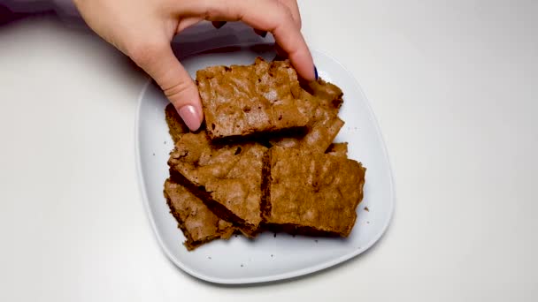 Mujer Mano Tomando Brownie Apagado Para Tomar Bocado Dejándolo Detrás — Vídeos de Stock