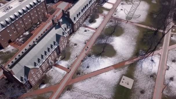 Students Walk Snow University Delaware College Campus Aerial – stockvideo