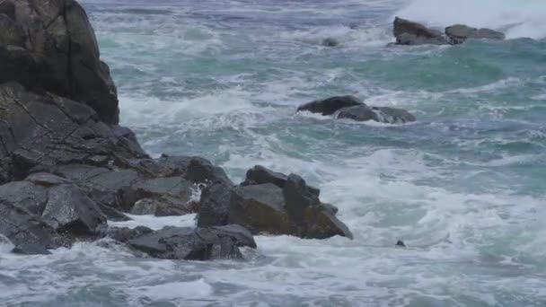 Big Ocean Waves Crashing Cliff — Vídeos de Stock