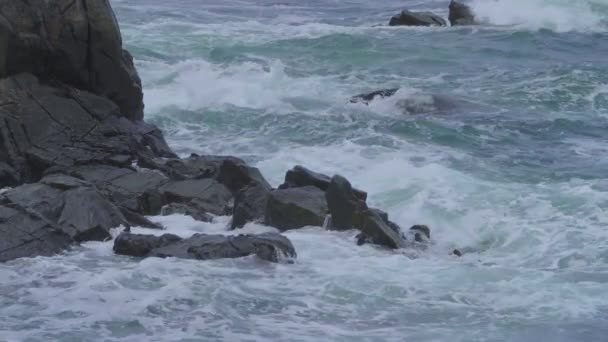 Slowmotion Waves Breaking Cliff — Vídeos de Stock