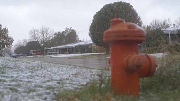 Běh Dolů Sousední Požární Hydrant Sněhu Zpomaleném Filmu — Stock video