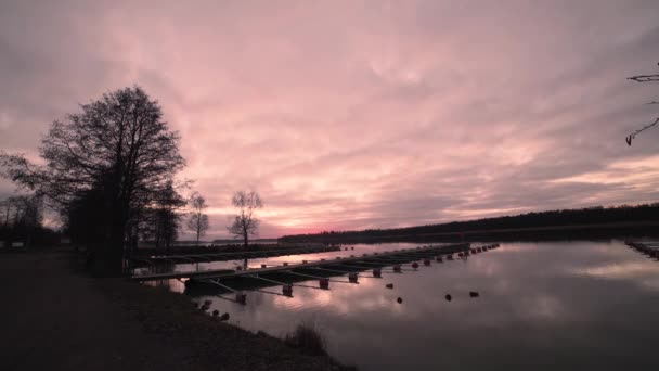 Tijdspanne Van Zonsondergang Boven Kleine Haven — Stockvideo