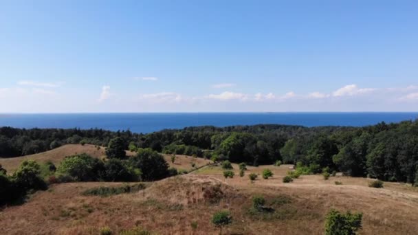 Widok Lotu Ptaka Wybrzeże Sejerbugten Wzgórzami Polami Oceanem — Wideo stockowe