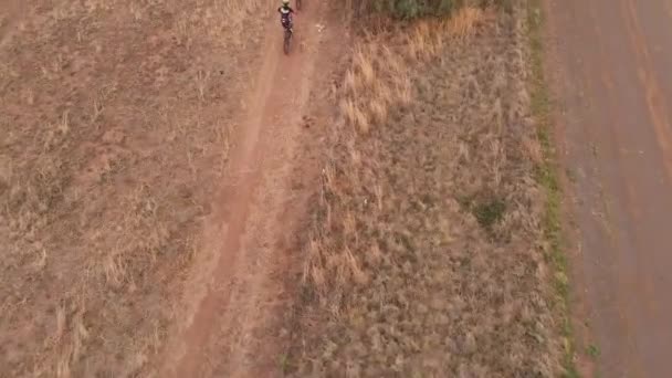 Drone Two Mountain Bikers Overcast Day — Stockvideo