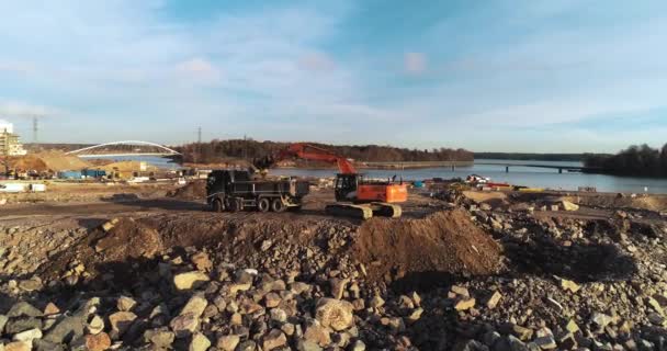 Lento Tiro Aéreo Orbitando Uma Escavadora Escavando Carregando Sujeira Caminhão — Vídeo de Stock