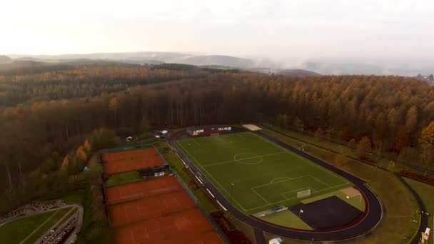 Paisaje Rural Con Zona Forestal Deportiva Para Tenis Fútbol Etc — Vídeo de stock