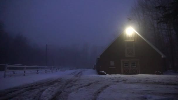 Old Barn Foggy Night — Wideo stockowe