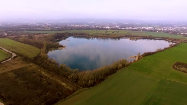 One Large Lake Inbetween Green Brown Fields — Vídeo de stock