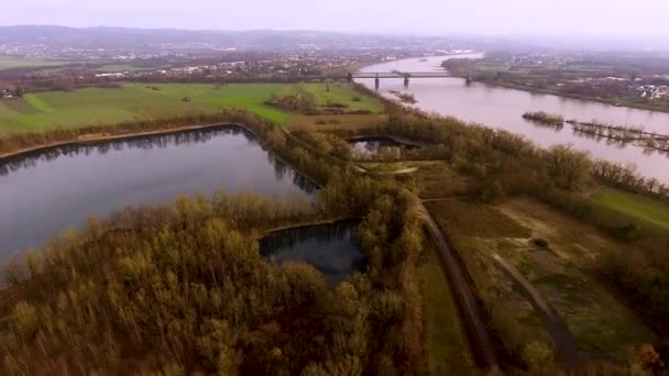 Αεροφωτογραφία Drone Του Ποταμού Και Της Λίμνης — Αρχείο Βίντεο