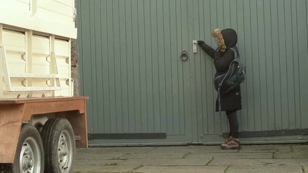 Woman Securing Barn Door — Αρχείο Βίντεο