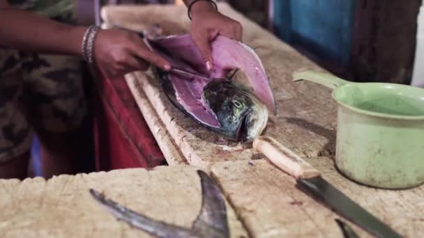 Kalanleikkaus Balin Kalamarkkinoilla — kuvapankkivideo
