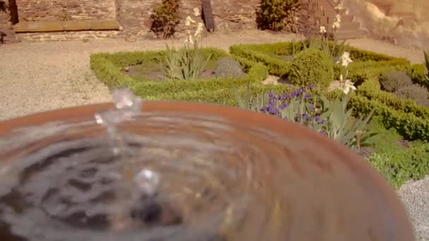 Small Water Fountain Secret Garden Focus Pulling — стоковое видео