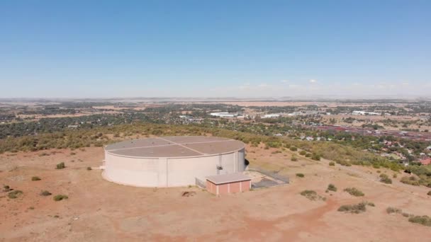 Drone Shot Water Supply Tank Supplying Water Town Background Sunny — Video