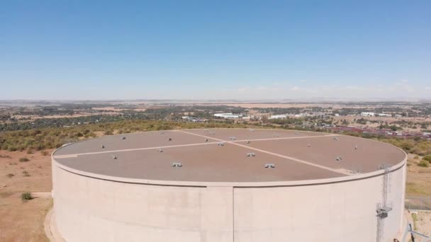 Drone Shot Water Supply Tank Supplying Water Town Background Sunny — Stock Video