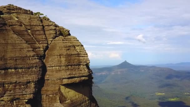 Drone Circling Cliff Face Revealing Mountains Rocky Escarpments Background Location — Vídeo de stock