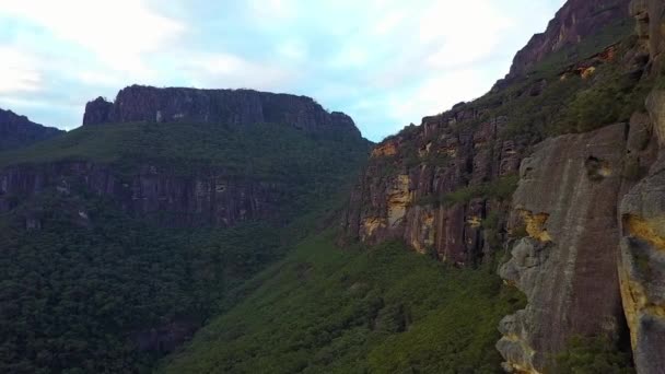 Drone Flying Alongside Orange Black Cliff Face Large Rock Cliffs — Vídeos de Stock