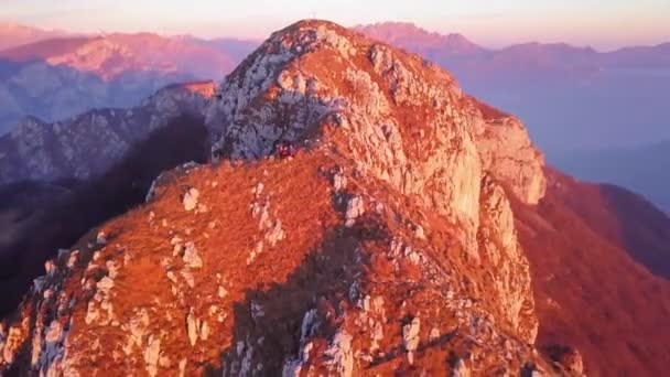 Fly Away Footage Hikers Top High Mountain Northern Italy Corni — Video Stock