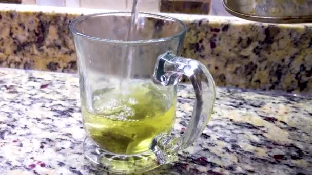 Близький Шматок Зеленого Чаю Вливають Кришталево Чистий Кухоль Знімок Злегка — стокове відео