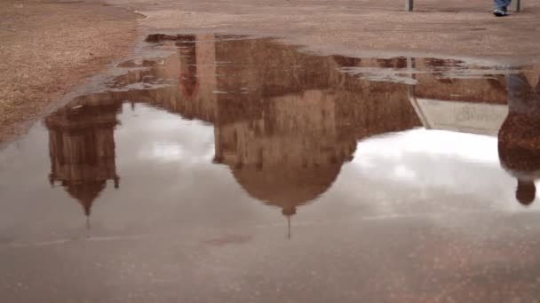 これはTxのサンアントニオにあるミッション サンノゼの写真です ミッション サンノゼは雨の後 水のプリドルに反映されています — ストック動画