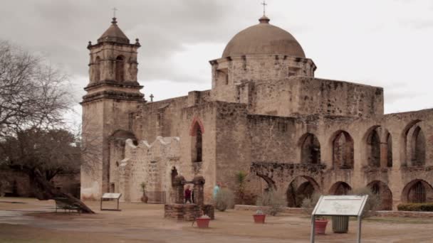 Wide Shot Mission San Jose San Antonio Tourists Walk Explore — ストック動画