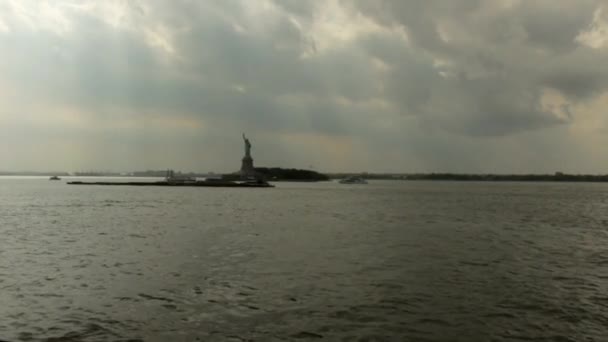 Footage Statue Liberty Sail Hudson River Beautiful Rays Light Illuminate — Stok video