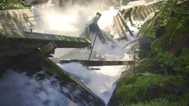 Rushing Water Stroomt Naar Beneden Log Chute Crashen Beschadigde Houten — Stockvideo