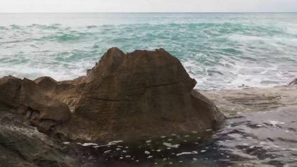 Waves Crashing Oahu Volcanic Rocks — стоковое видео