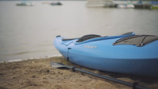 Kayak Paddle Sandy Beach Calm Lake Waves Rolling Prores — Vídeo de Stock