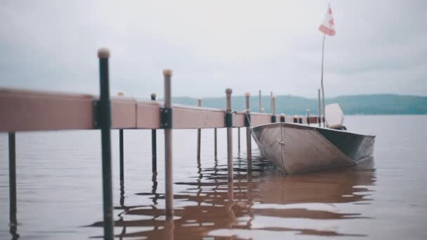 Small Boat Tied Wooden Dock Overcast Day Calm Lake Beautiful — Stock Video