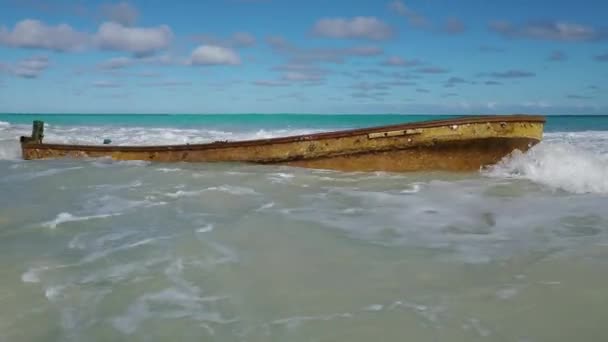 Shot Partially Sunken Boat Bellows Field Beach Park — Αρχείο Βίντεο