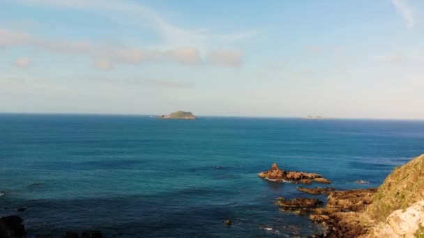 Επιβράδυνση Εναέρια Βολή Του Νερού Από Γκρεμό Ωκεανός Quy Nhon — Αρχείο Βίντεο