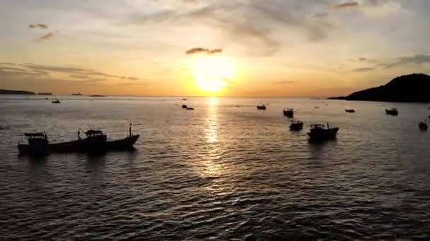 Zooming Sun Sunset Water Boat Quy Nhon Vietnam — Vídeos de Stock