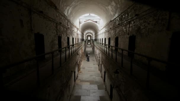 Time Lapse Eastern State Penitentiary Tourists Explore Abandoned Prison — стоковое видео