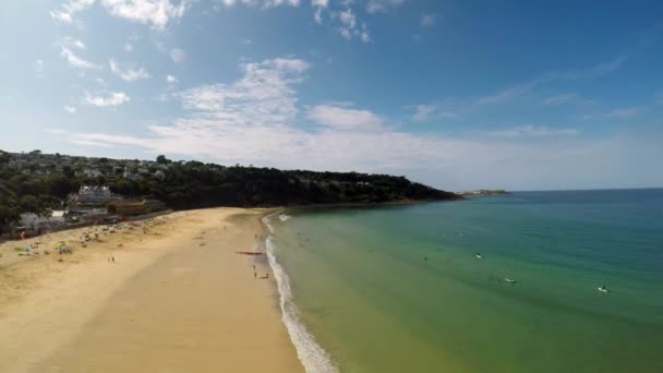 海滩和海滨的空中景观 卡比斯湾 圣伊夫 康沃尔 彭赞斯的海岸线 — 图库视频影像