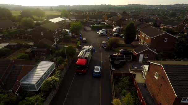 Aerial View Beelden Van Dustmen Die Afval Een Vuilniswagen Stoppen — Stockvideo