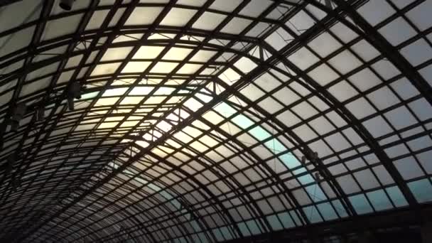 Panning Záběr Střechy Masivního Interiéru Budovy — Stock video