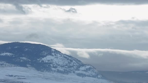 Wolken Ziehen Über Einen Verschneiten Berg Über Der Stadt — Stockvideo