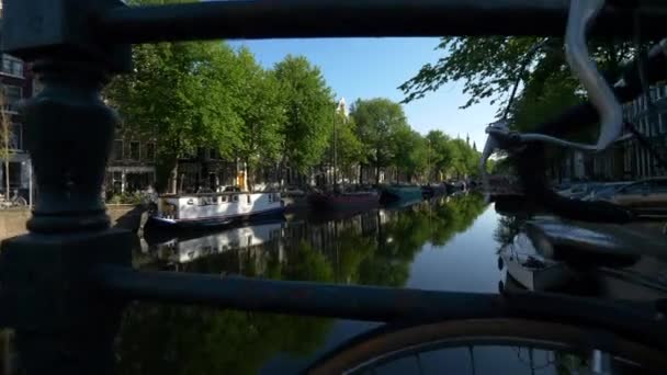 Kanala Hollanda Amsterdam Köprüsünden Gelen Teknelere Bakın — Stok video