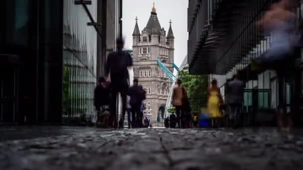 Timelapse People Walking Tower Bridge Backgroud London England — Stok video