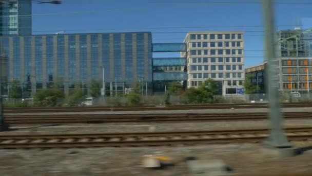 Rayların Kenarına Arka Plandaki Binalara Amsterdam Hollanda — Stok video