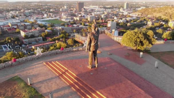 Drone Circling Shot Nelson Mandela Statue South Africa — Stock Video