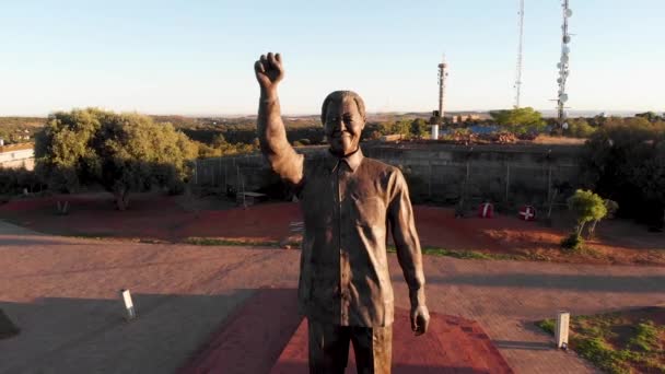 Drone Dolly Out Shot Nelson Mandela Statue South Africa — Stockvideo