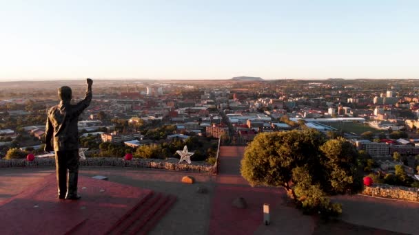 Drone Dolly Shot Nelson Mandela Statue South Africa — Stock video