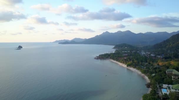 Eine Luftaufnahme Bei Sonnenuntergang Von Einer Drohne Über Der Küste — Stockvideo