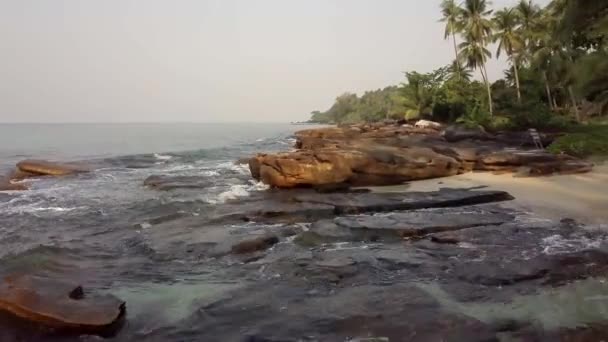 Slow Drone Shot Flying Rocks Hitting Upcoming Waves Ocean Koh — Wideo stockowe