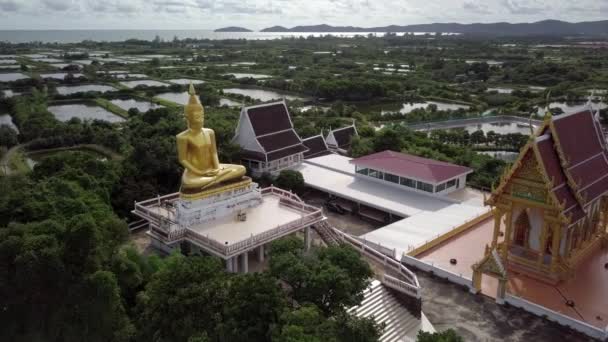 Egy Lassú Orbitális Lövés Körül Egy Arany Statútum Ülő Buddha — Stock videók