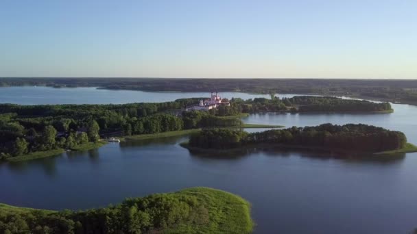 Letecký Záběr Přes Mnoho Malých Jezer Přibližuje Kostelu Dálce — Stock video