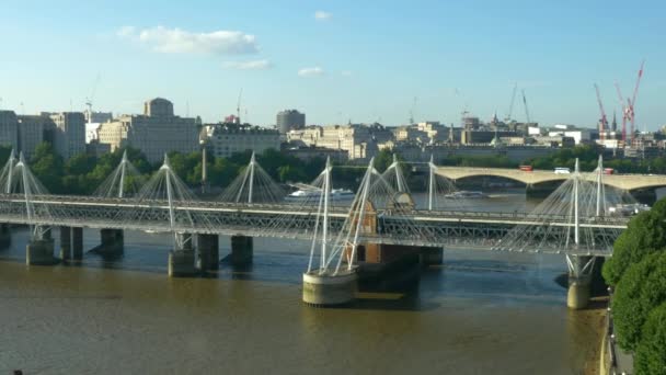 View Hungerford Bridge Golden Jubilee Bridges London England — Stockvideo