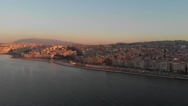 在土耳其第三大城市伊兹密尔的一个阳光灿烂的下午 各种无人驾驶飞机进行了射击 美丽的爱琴海 — 图库视频影像