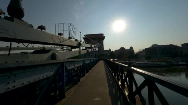 Walking Chain Bridge Sunrise Budapest Hungary — ストック動画